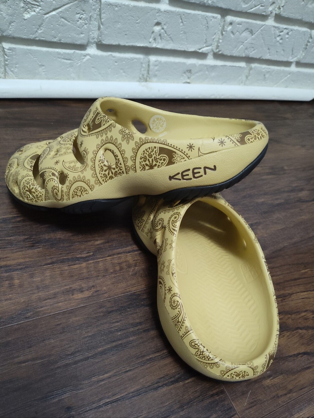 Keen Yogui Arts Clogs Mules Cafe Latte Paisley Slip On Sandals Women's Sz 9 - Picture 6 of 7
